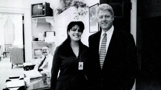 El llamado "caso Lewinsky" puso en jaque la presidencia de Bill Clinton, quien estuvo a punto de ser destituido por el Congreso.