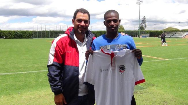 El jugador posa con la camiseta de Fortaleza.