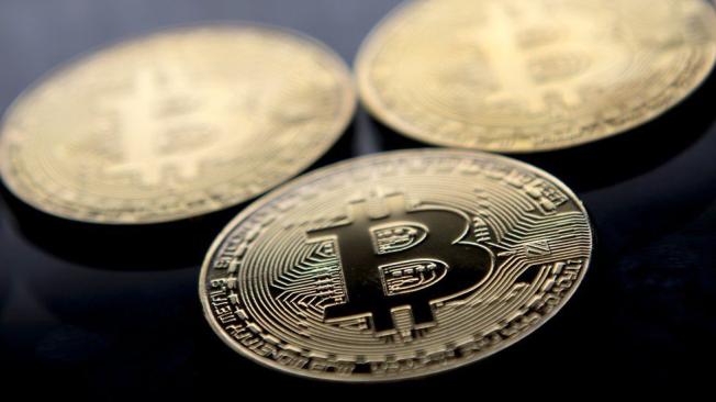 El bitcoin es una de 700 monedas virtuales o criptomonedas que existen alrededor del mundo.