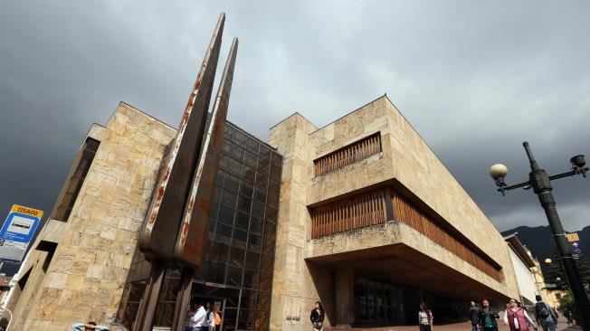 La firma encargada del diseño y construcción de la biblioteca fue Esguerra, Sáenz, Urdaneta y Suárez Ltda., que cumplió con las múltiples exigencias técnicas del edificio.