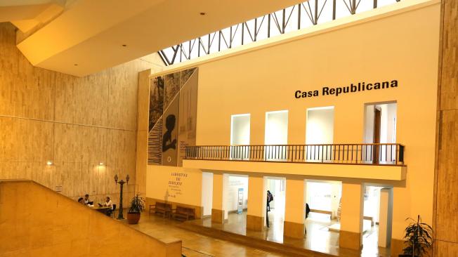 La sala de exposiciones y la colección de arte en la Casa Republicana, otro de los servicios interiores de la BLAA.