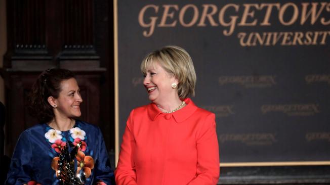 Hillary Clinton, entonces secretaria de Estado de los Estados Unidos, entregó a Jineth Bedoya un premio por ayudar a concretar un "histórico acuerdo de paz con las Farc".