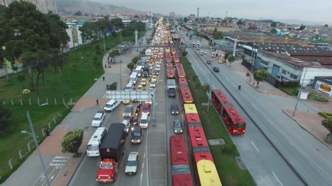 En la autopista Sur los carros y las motocicletas en algunos puntos invaden el carril exclusivo de TransMilenio, lo que deriva en que se registren atrasos en la movilidad del sistema.