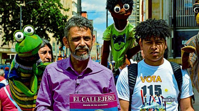 Alberto López, un samario, que aspira obtener una curul en la Cámara, hace campaña con títeres.