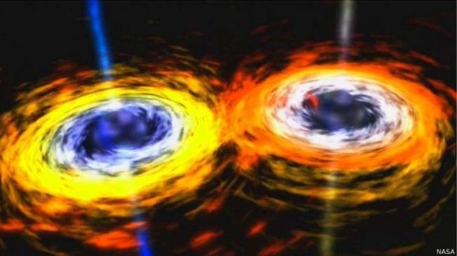 Las ondas gravitacionales se generan por las distorsiones en el espacio-tiempo.