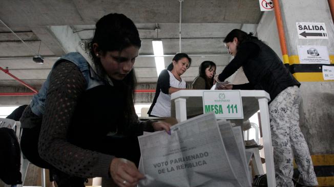 1. Bogotá: la capital del país tuvo una abstención del 64,13% en las votaciones al Senado y del 64,45% a la Cámara.