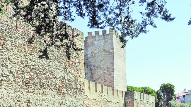 Castillo de San Jorge, con más de ocho siglos de historia, sobresale en la colina más alta.