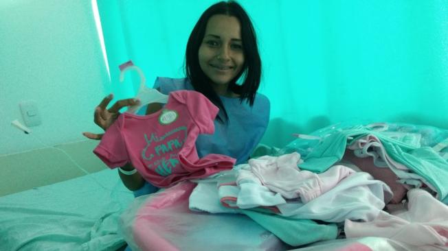 Mirianni Amarilis Mendoza recibió donaciones por parte de voluntarios de la Iglesia Católica para su recién nacida.