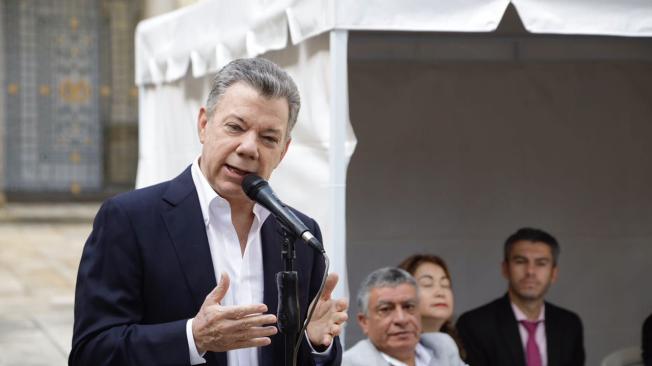 Presidente Santos habló a los ciudadanos tras ejercer su derecho al voto.