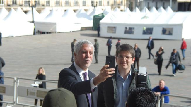 A Peñalosa se le vio saludando a los ciudadanos a través de las redes sociales en compañía del Secretario de Gobierno de la alcaldía de Bogotá, Miguel Uribe.