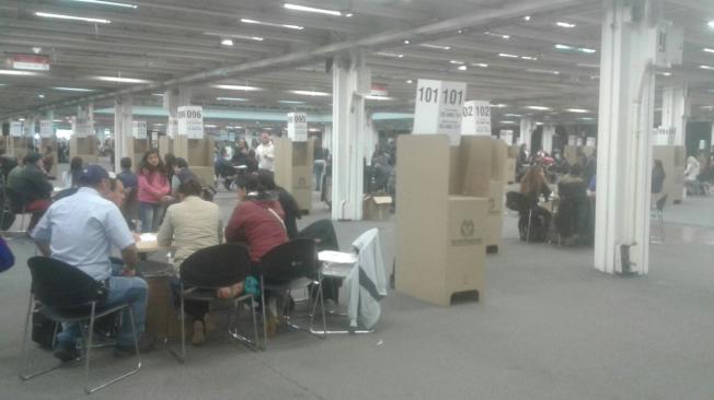 Mesas de votación en Corferias, Bogotá.