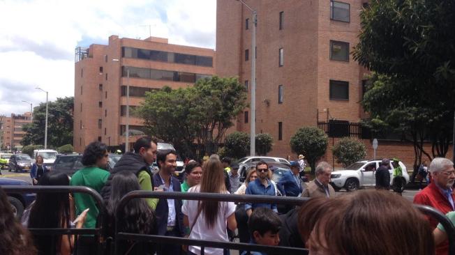 Ciudadanos en el norte de Bogotá ejercen su derecho al voto.
