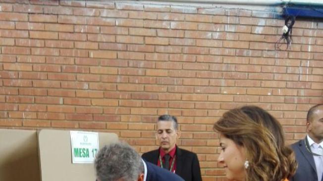 Iván Duque votó en el Instituto Pedagógico Nacional de Bogotá en compañía de su esposa y sus tres hijos