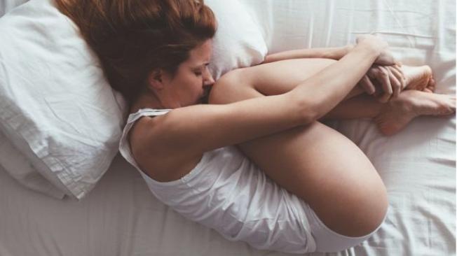El síndrome disfórico premenstrual puede causar fatiga extrema y dolores musculares días antes del periodo.