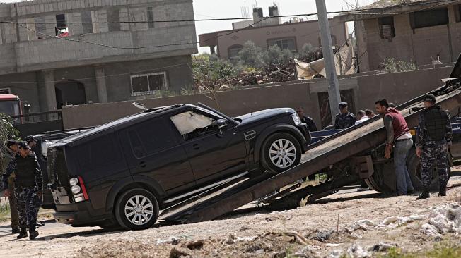 Policías remolcan el vehículo del primer ministro de la ANP, Ramil Hamdallah, tras un ataque en Beit Hanun, al norte de la Franja de Gaza