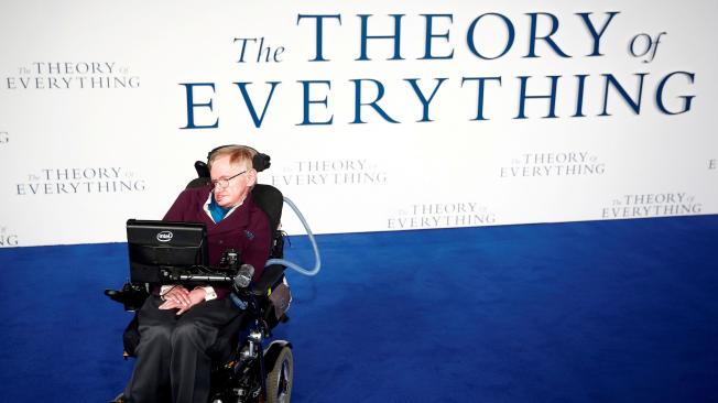 En 2014, se lanzó la  película ‘La teoría del todo’, basada en ‘Travelling to Infinity: My life with Stephen’, las memorias de Jane Hawking, exesposa del físico, en donde narra la evolución de la enfermedad de Hawking. Este film fue nominado a cinco premios Óscar.
