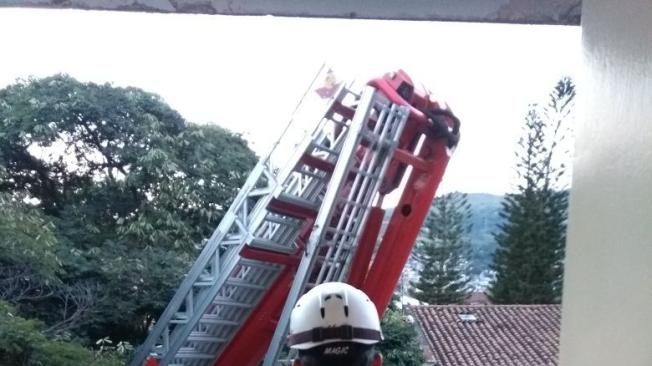 Los bomberos utilizaron su máquina de altura