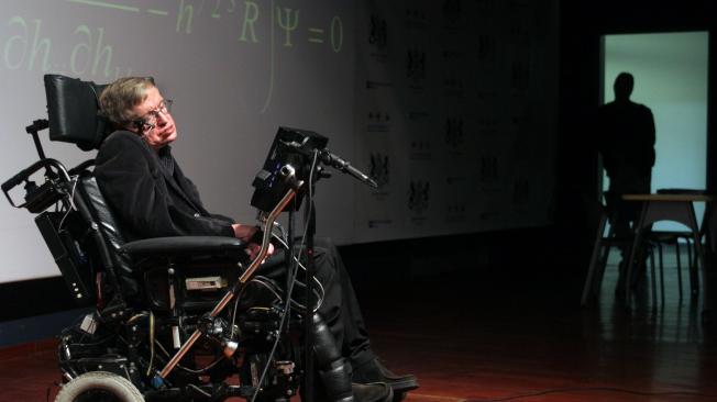 Hawking padecía una enfermedad motoneuronal relacionada con la esclerosis lateral amiotrófica (ELA) la cual lo dejó paralizado.