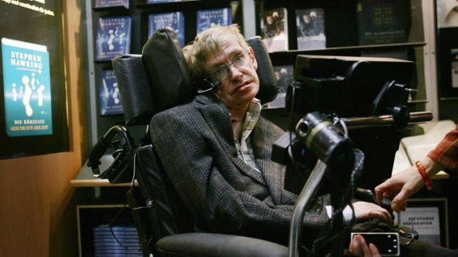 La tecnología que usaba Hawking para expresarse se fue modificando a medida que avanzaba su enfermedad.