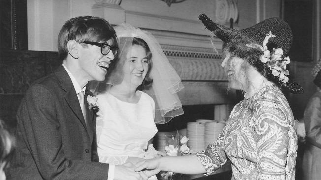 Su boda con Jane Wilde se celebró en 1965, cuando ya comenzaba a manifestarse su enfermedad. Su primer hijo nació dos años después.