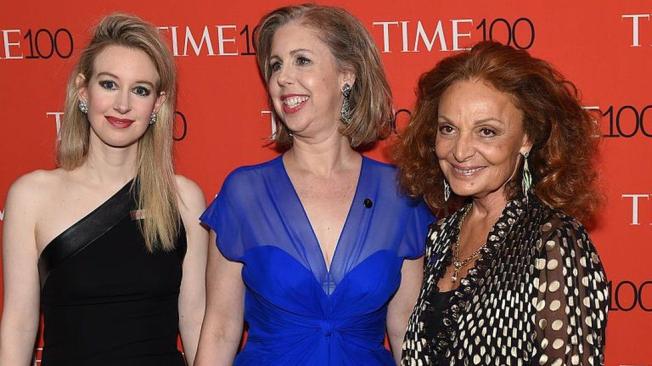 Holmes (izq.) en 2015 junto a Nancy Gibbs, exdirectora de la revista Times (centro), y a la diseñadora de moda Diane von Furstenberg.
