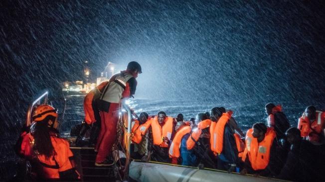 El equipo de búsqueda y rescate de MSF y SOS Mediterannee trabaja en terribles condiciones en el mar Mediterráneo mientras ayuda a un barco donde se encuentran migrantes y refugiados en peligro frente a la costa norte de Libia.