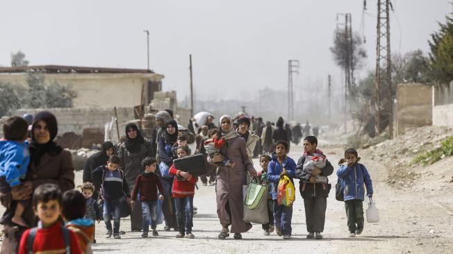 El jueves se cumplieron siete años de la guerra en Siria, en medio de múltiples bombardeos en Guta Oriental, donde se contabilizan al menos 1.325 muertos en menos de un mes. Más de 20.000 civiles evacuaron la región como parte de un éxodo masivo, y el régimen sirio aseguró que ya ha controlado el 70 por ciento del territorio.