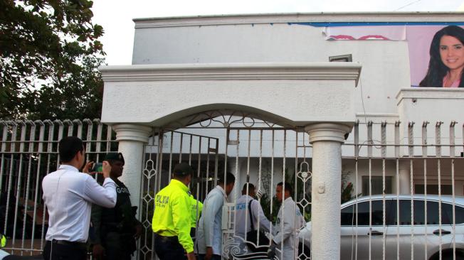 Operativo de Policía y la Fiscalía en la sede política de Aída Merlano. En el lugar se hallaron certificados electorales y dinero en efectivo.
