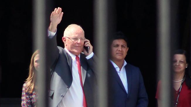 Este es el momento en el que Kuczynski deja el palacio de gobierno peruano, tras grabar el mensaje televisado en el que anunció su renuncia al primer cargo de la Nación.