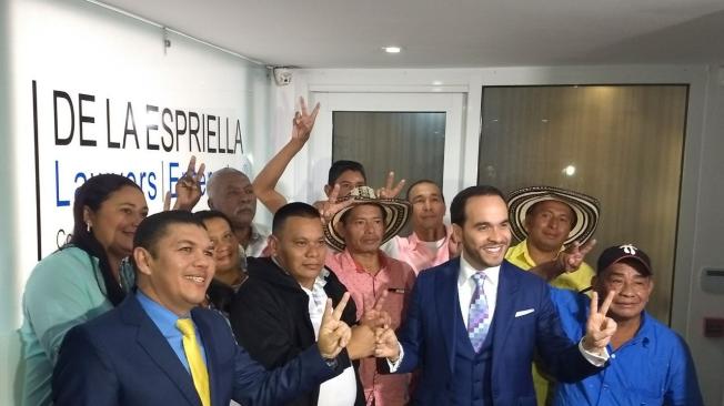 La comunidad afectada por la empresa minera Cerro Matoso celebrando decisión de la Corte Constitucional con sus abogados.