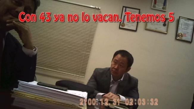 Foto del video publicado por el partido Fuerza Popular en el que se ve a Kenji Fujimori ofreciendo obras al legislador Moisés Mamani, para que vote en contra de la destitución del presidente PPK.