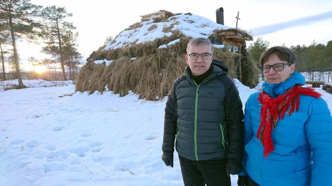 Anna y Ingar Kuoljok, frente a la iglesia Sami en donde dan apoyo a víctimas de abuso.