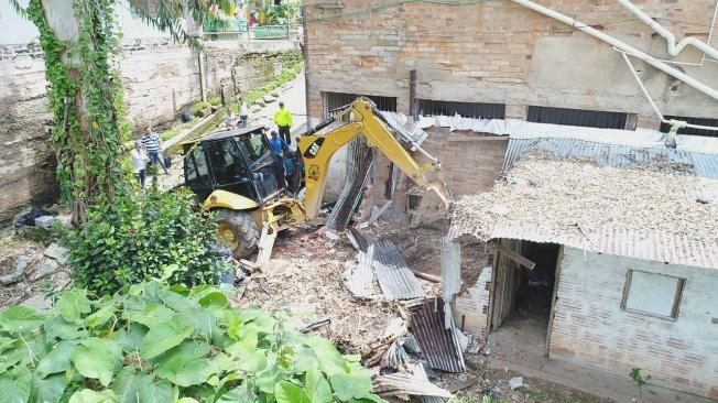 En Yolombó se llevó a cabo la demolición de viviendas utilizada para actividades delictivas.