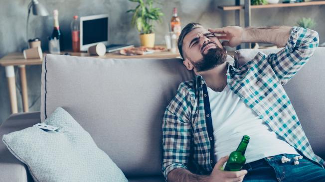 Las fiestas largas y generosas en alcohol ponen a prueba el cuerpo, que protesta mediante dolores de cabeza y otros síntomas.