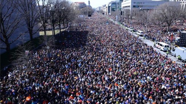 Miles de personas participaron este sábado en la Marcha por Nuestras Vidas en Washington. También hubo manifestaciones en otras ciudades estadounidenses y en el extranjero.