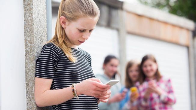 El informe #StatusofMind de la Real Sociedad de Salud Pública de Reino Unido asocia el uso de los redes sociales que hacen jóvenes de entre 16 y 24 años con altos niveles de ansiedad, depresión, bullying y "miedo a ser dejado de lado".