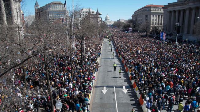 Cientos de miles de personas en Estados Unidos participaron el sábado de la 'Marcha por Nuestras Vidas', exigiendo la prohibición del porte de armas.