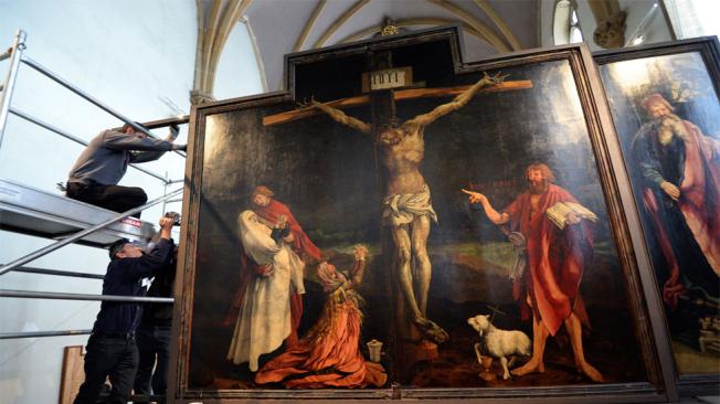 En este cuadro del siglo XVI, de Matthias Grunewald, Jesús aparece crucificado.