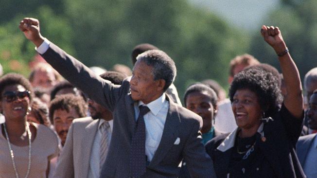 Nelson Mandela (i.) y su esposa de ese entonces, Winnie Mandela en 1990.