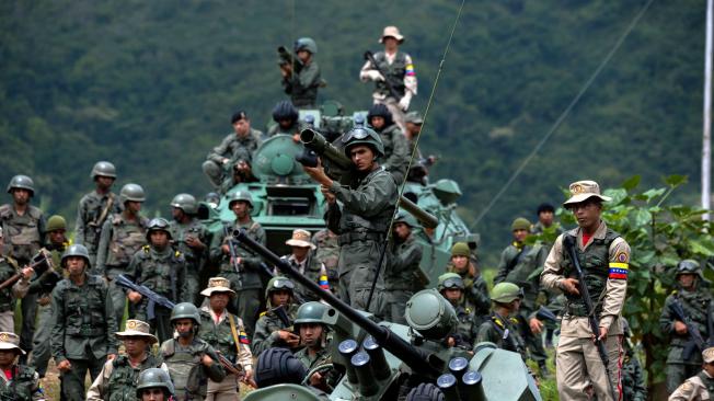 Venezuela es un país de tradición militarista y con tres intentos de golpe de Estados en 26 años.