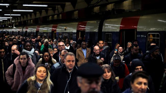 En la región de París, solo uno de cada cuatro trenes funciona de manera activa en medio de la huelga.
