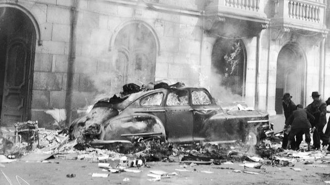 Vehículo incendiado durante los disturbios del 9 de abril de 1948 en Bogotá.