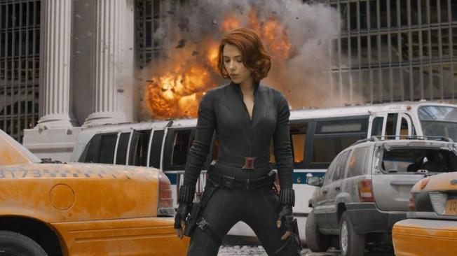 Viuda Negra, interpretada por Scarlett Johansson llega en esta entrega de la mano de la espía rusa Natasha Romanoff. En las historias de Marvel hay varias ‘viudas negras’, la más reciente es Romanoff quien trabaja como agente de inteligencia de S.HI.E.L.D.