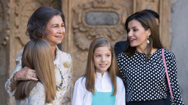 Momento en que la Reinas Sofía intenta tomarse una foto con sus nietas y es abordada por la reina Letizia para impedirlo.