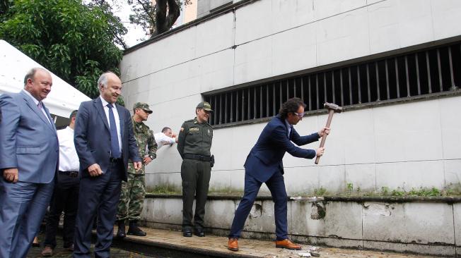 Federico Gutiérrez, alcalde de Medellín, ha dicho que tumbar el edificio es derribar el símbolo máximo de la ilegalidad.