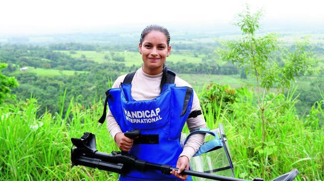 Jeiny fue escogida entre 200 postulantes y se convirtió, desde hace seis meses, en una de las más de 5.000 personas acreditadas como desminadoras en Colombia.