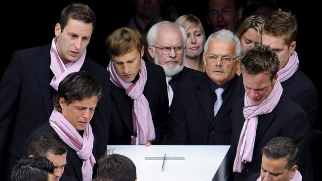 Amigos y compañeros estuvieron en el funeral de Wouter Weylandt, quien murió en el Giro de Italia 2011.