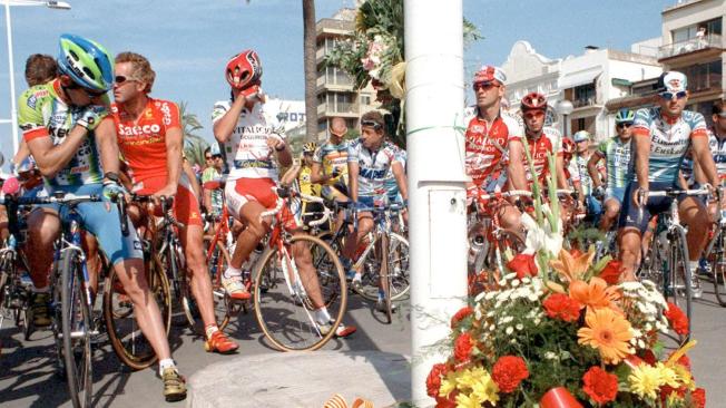 Manuel Sanroma  murió en la Vuelta a Cataluña de 1999 y sus colegas lo lloran en el sitio del accidente.