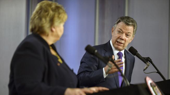 Erna Solberg y el presidente  de Colombia, Juan Manuel Santos, durante una conferencia de prensa en el Palacio de Nariño.