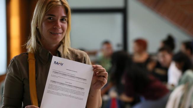 Los Venezolanos reciben un certificado después de su registro